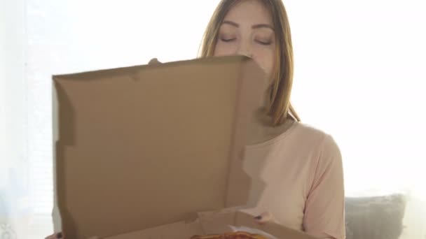 Junge Frau, die appetitliche Pizza isst. Kalorienreiche Lebensmittel — Stockvideo