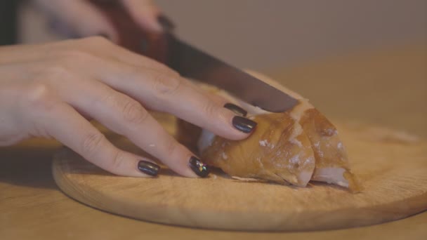 Picar pechuga de pollo en una tabla de cortar de madera — Vídeos de Stock