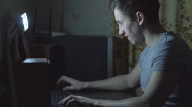 bilgisayar oyunu evde oynamak adam