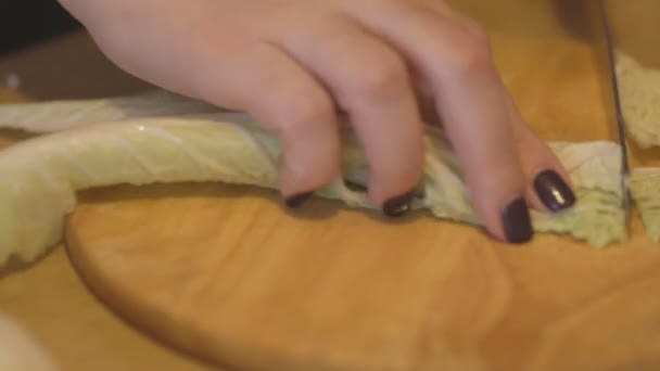 Kool voor salade hakken op een houten snijplank — Stockvideo