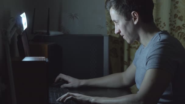 男人在家里玩电脑 — 图库视频影像