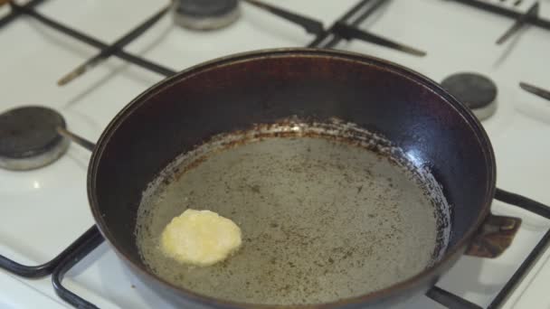 Смажити сковороду на плиті з тістом, крупним планом — стокове відео