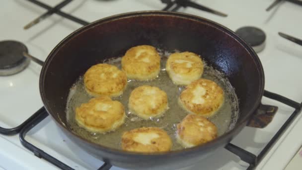 Frying pan on the stove with dough, close-up — Stock Video