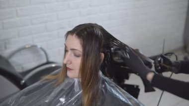 Adam gece bilgisayarda çalışma konsantre