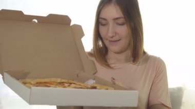 Sıcak pizza ile mutlu genç kadın