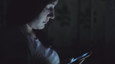 Geceleri telefon sosyal ağlar ile oturan genç kadın