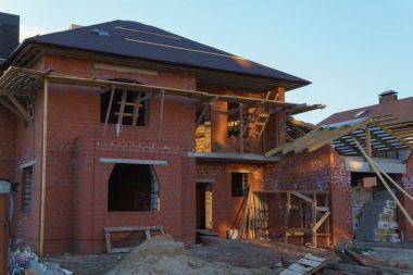 Yarım kalmış iki katlı özel ev kırmızı tuğla