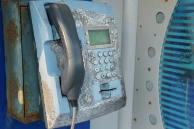 Eski sokak paslı telefonu. Çalışma dışı eski püskü aparatı