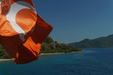 Açık bir günde denize karşı Türkiye'nin dalgalanan bayrak