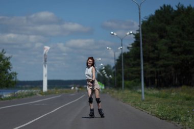 Güzel genç kız paten