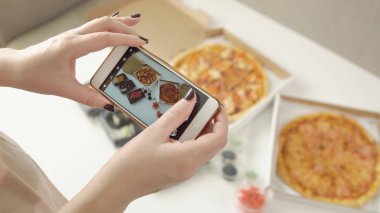 Fotoğraf Gıda. Eller lezzetli pizza ve rulo bir akıllı telefon ile fotoğraf çekmek