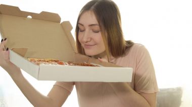 Sıcak pizza ile mutlu genç kadın