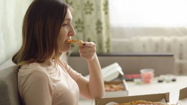 Pizza ile üzgün kız yalnız günü