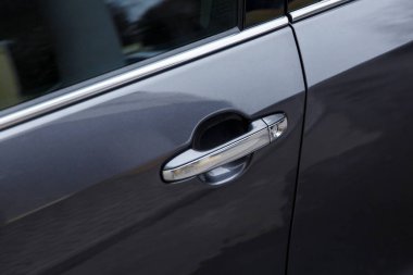 Kapı siyah bir araba. Parlak kaplama.