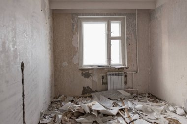 Oda onarım için hazırlanması. Duvarlar duvar kağıdı daire temizliği.