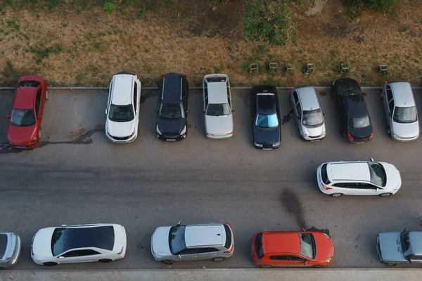 Parcheggio auto in estate. Vista dall'alto — Foto Stock