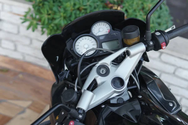 Painel de trabalho de uma motocicleta em um dia de estacionamento — Fotografia de Stock