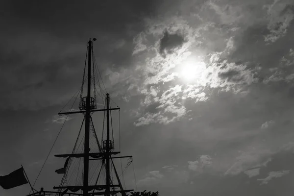 Mast des Schiffes vor dem Hintergrund des wolkenverhangenen Himmels. — Stockfoto