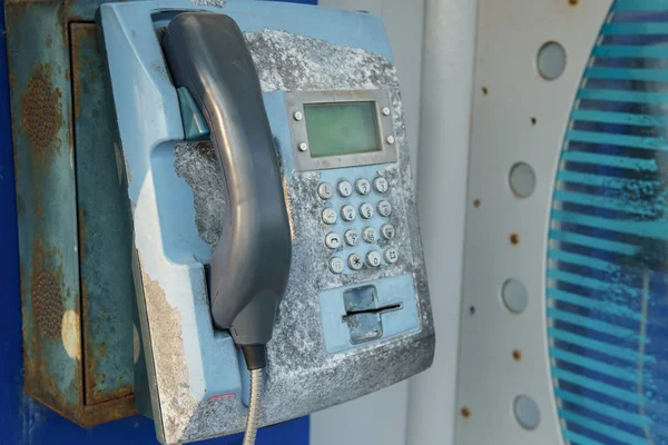 Altes verrostetes Telefon. nicht funktionierender schäbiger Apparat — Stockfoto