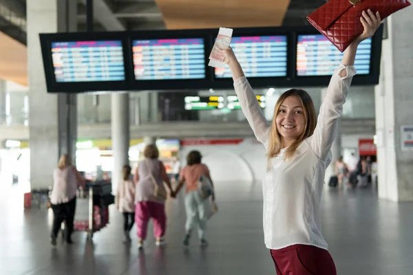 Счастливая девушка с паспортом и билетами и подняла руки вверх — стоковое фото