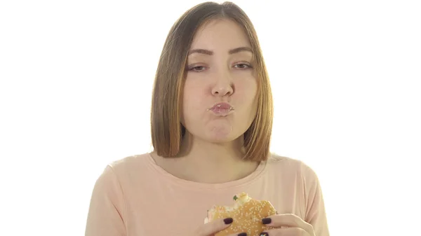 Jovem mulher comer hambúrguer apetitoso — Fotografia de Stock