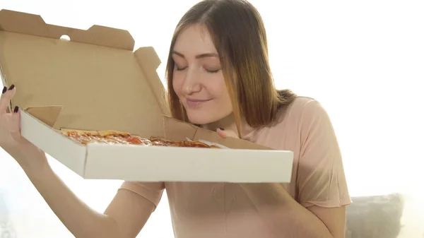 Happy young woman with hot pizza — Stock Photo, Image