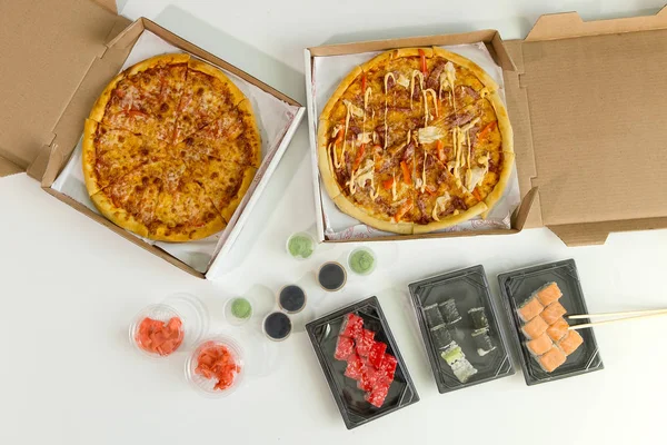 Sushi i pizza. Koncepcja business lunchu, białe tło. Kalorii żywności — Zdjęcie stockowe