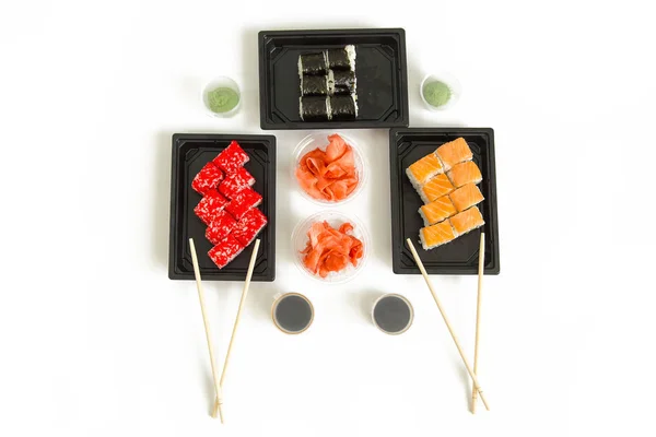 寿司和面包卷美味的海鲜大餐。日式服务 — 图库照片