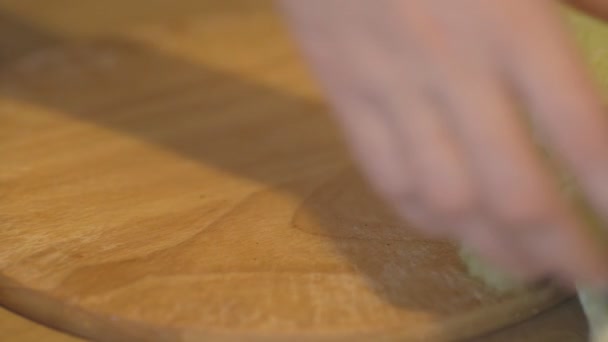 Snitta tomaterna för sallad på en trä skärbräda — Stockvideo