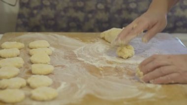 Hamur adet kadının elleri evde yapma.