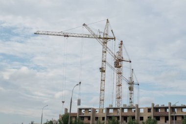 binalar Vinçler, yeni bir ev inşası.