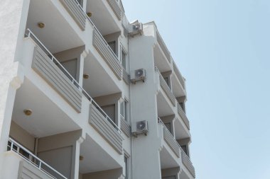 Bir açık gökyüzü arka plan Balkonlu yüksek bina