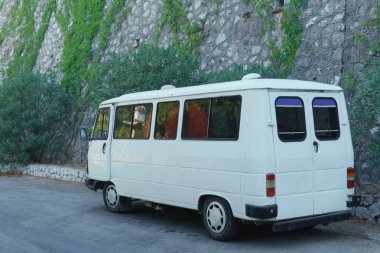 Minibüs yol kenarında park etmiş. Arkadan Görünüm