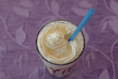 Üstten Görünüm - süt bir masada oturan bir morluk saman kokteyli