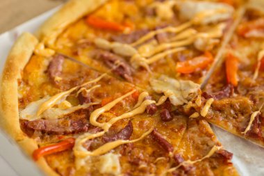 Kırmızı biber ve cervelat adet taze sıcak pizza. Abur cubur