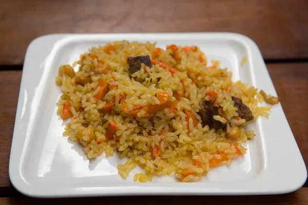 Pilaf de arroz com beaf close-up no prato — Fotografia de Stock