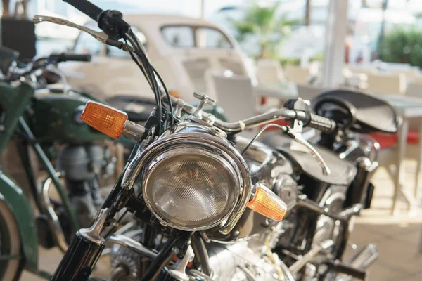 Restaurado motocicleta vieja en una tienda retro. Vista frontal — Foto de Stock