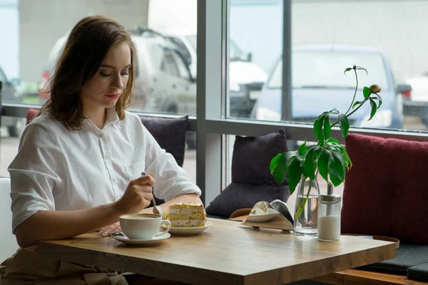 Młoda kobieta piękne picia kawy w kawiarni. Młoda kobieta w ubrania biznesowe na przerwę obiadową — Zdjęcie stockowe