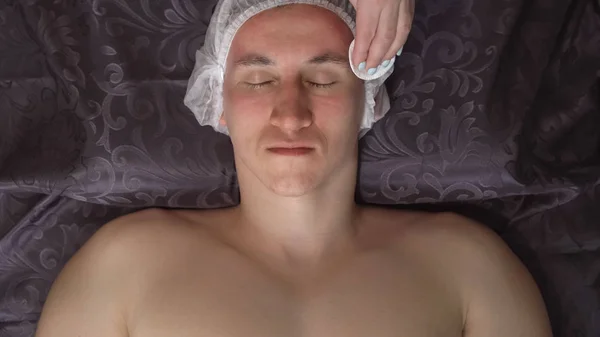 Zbliżenie: oczyszczanie twarzy. Mężczyzna w salonie spa na procedury — Zdjęcie stockowe