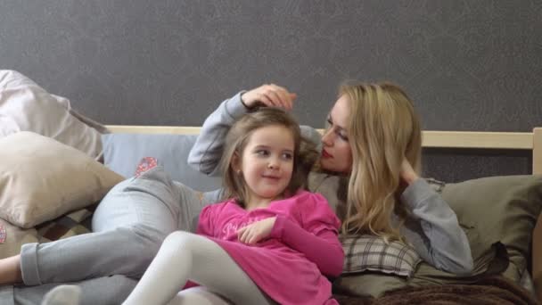 Maman et fille sont allongées sur le lit. Maternité 