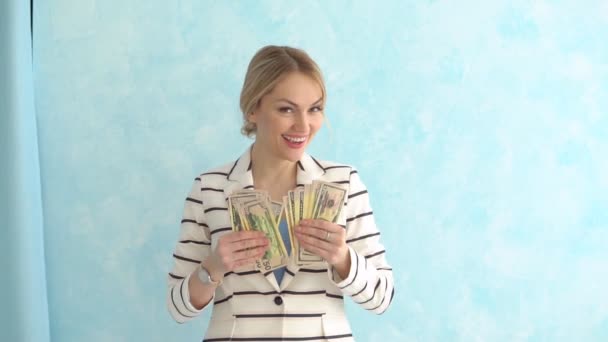 Επιτυχημένη γυναίκα των επιχειρήσεων υπό βροχή χρήματα. Η έννοια της οικονομικής επιτυχίας — Αρχείο Βίντεο