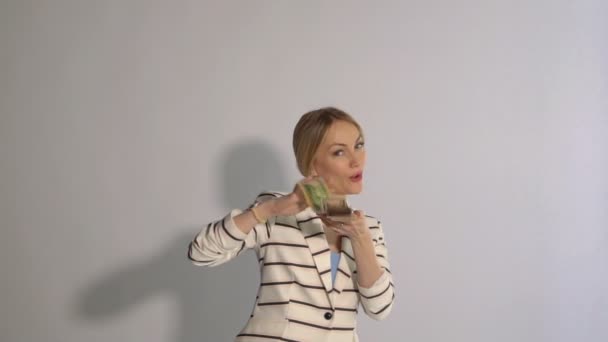 흰색 배경 위에 절연-돈을 내면서 흥분된 여자 — 비디오