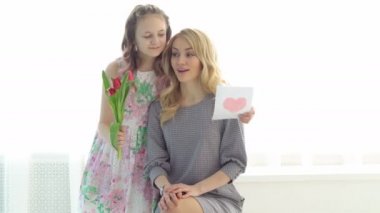 Kızı annesi Lale ve kendi eliyle yapılmış bir kartpostal bir buket verdi. Mutlu annelik