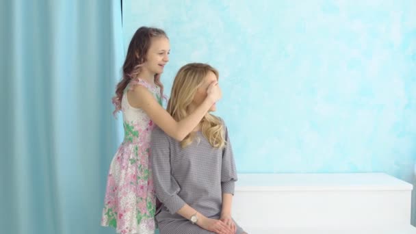Flicka som förberett en överraskning för mamman — Stockvideo