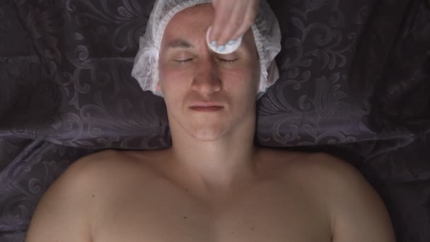 脸部清洁的特写。男子在水疗沙龙的程序 — 图库视频影像