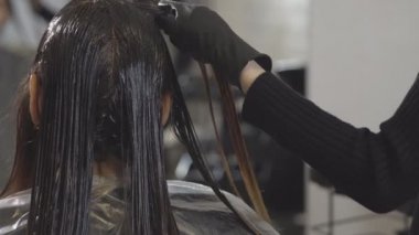 Stilist boyalar bir güzellik salonu bir genç kadının saç yakın çekim