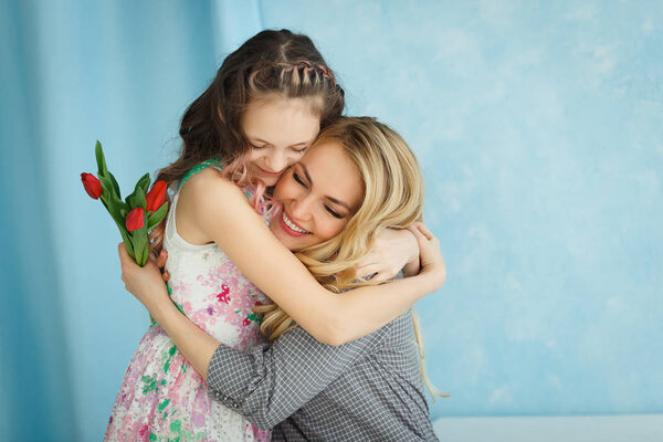 Дочь подарила маме букет тюльпанов.
.