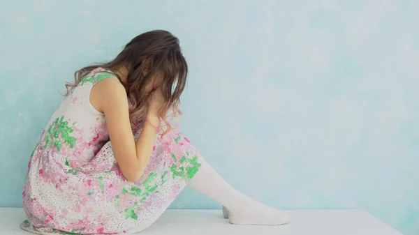 Девочка-подросток плачет дома, закрывая лицо руками . — стоковое фото