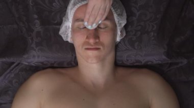 Yüz Temizleme. Adam spa salonda usulü hakkında