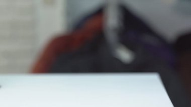 Bir alış irsaliyesi kredi kartı okuyucusunu tutan eller genç kadın.